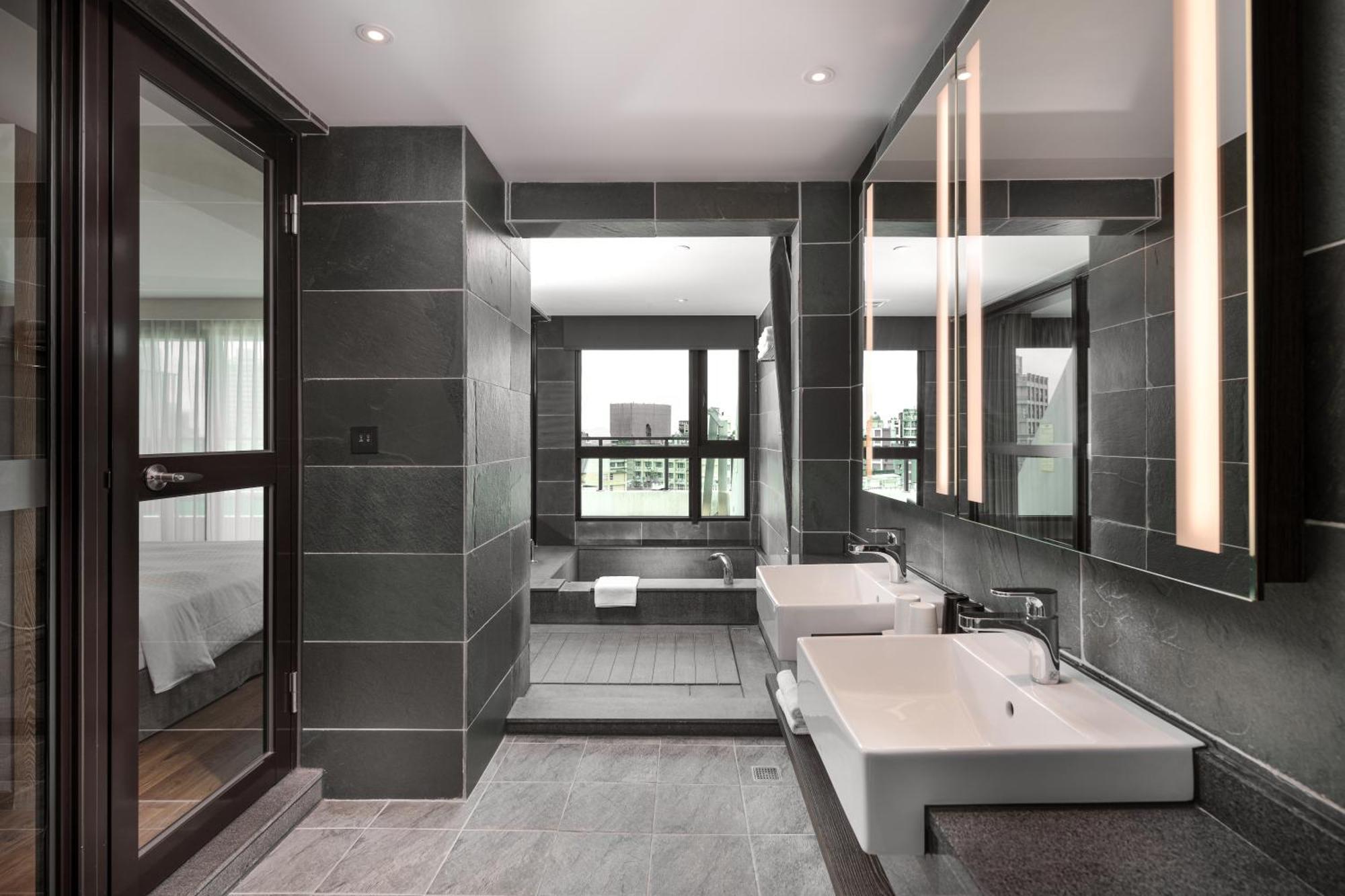 Four Points By Sheraton Yilan Цзяосі Екстер'єр фото